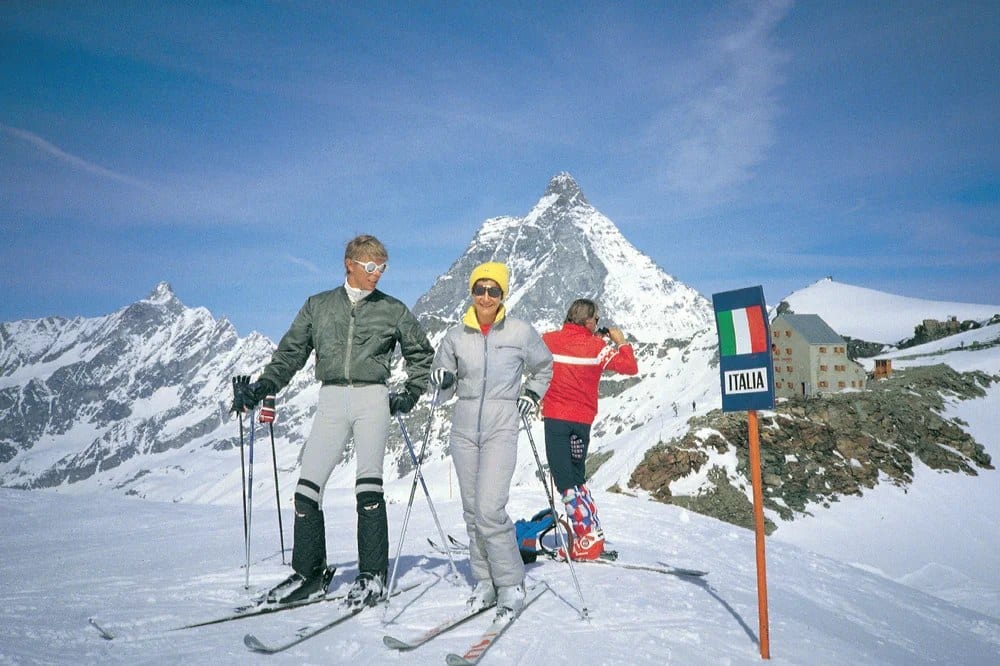 David Bowie et Coco Schwab à ski, face au Cervin, à la frontière italo-suisse.