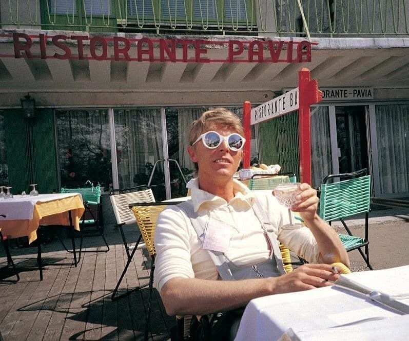 Un moment d’après-ski, loin de la scène.