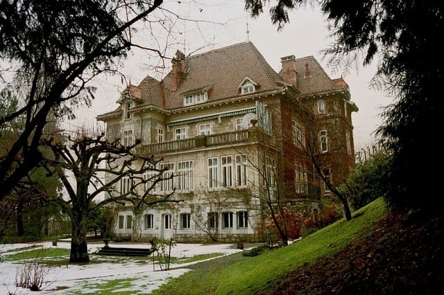 Le Château du Signal en 1997, à l’époque où Bowie le remet en vente. La bâtisse fut construite vers 1900 pour un prince russe, puis appartint de 1932 à 1982 à Albert Mermoud, fondateur de la Guilde du Livre.