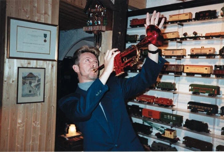 David Bowie avec la trompette de Miles Davis, au chalet de Claude Nobs, à Caux.