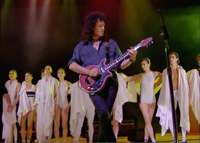 Brian May, guitariste de Queen, joue au milieu des danseurs du Béjart Ballet Lausanne pour « Ballet for Life ».