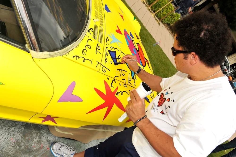 Les motifs se posent un à un sur le jaune : étoiles, cœurs et arabesques.
