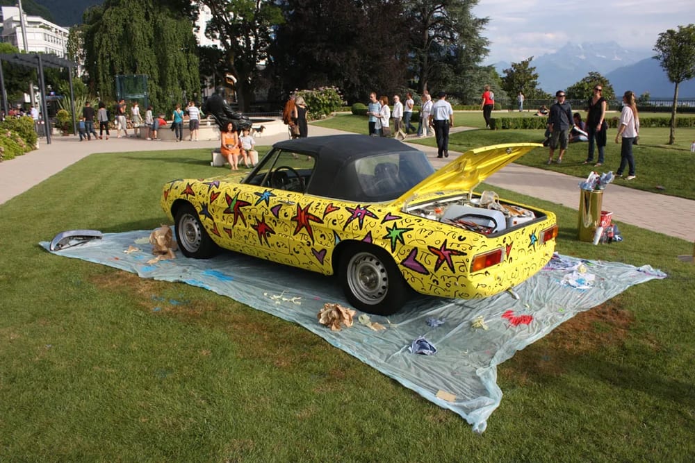 La voiture terminée sur la pelouse du Palace, face au lac et aux Alpes.