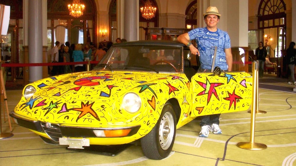 Romero Britto et l’Alfa Romeo achevée, dans le hall du Montreux Palace.