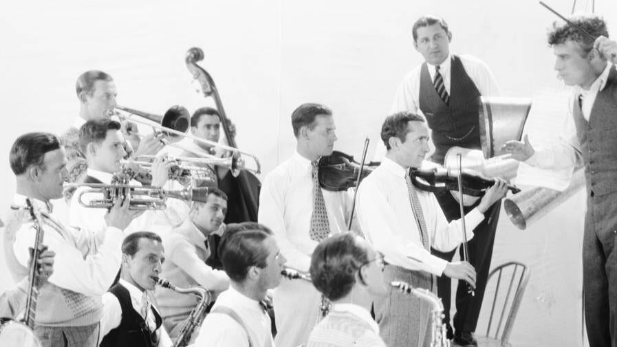 Charlie Chaplin, à la baguette, en répétition avec le Abe Lyman Orchestra (1925).