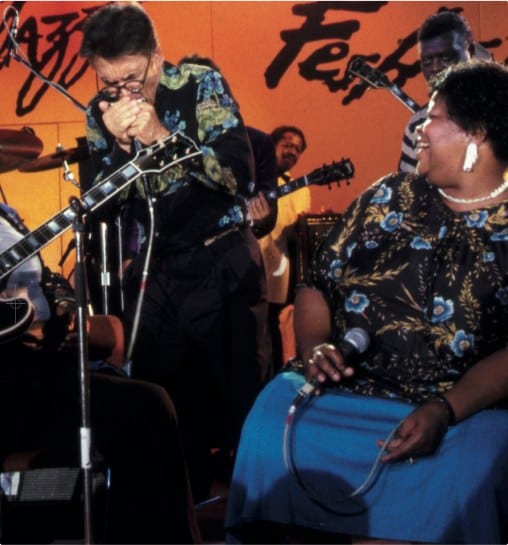 Le « mauvais harmoniciste amateur » sur scène aux côtés d’Etta James, en 1993.