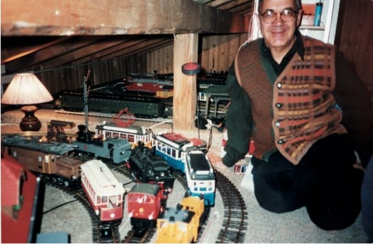 Claude Nobs et ses trains miniatures, dans l’un de ses chalets de Caux, en 2001.