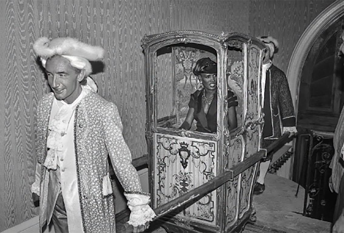 Dad Régné, en livrée, porte son amie Grace Jones en chaise à porteurs, au Théâtre de l’Alcazar.