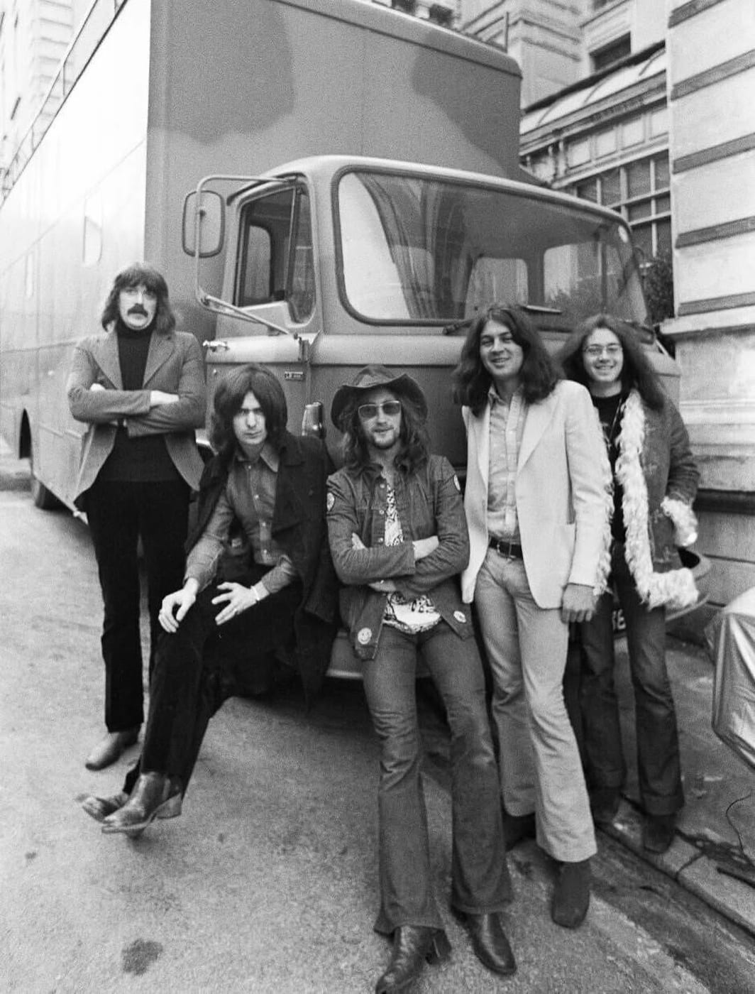 Le groupe devant le studio mobile des Rolling Stones, garé à l’entrée du Grand Hôtel de Territet.