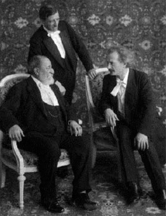Camille Saint-Saëns assis, Gustave Doret debout et Ignacy Jan Paderewski, au temps des Fêtes musicales de Vevey de 1913.