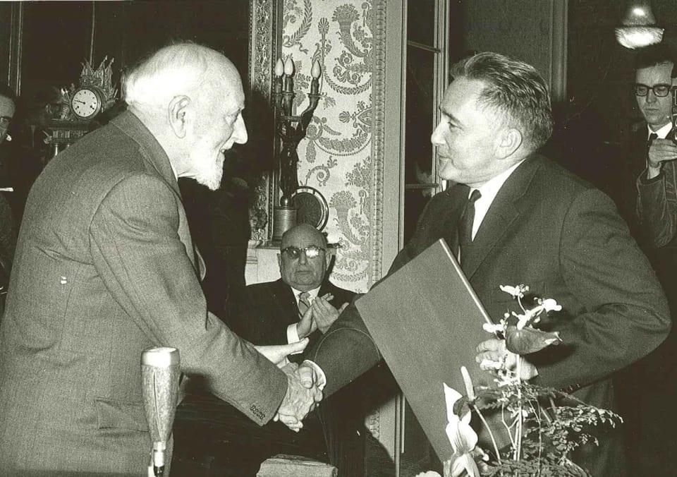 Ernest Ansermet reçoit les félicitations de Georges-André Chevallaz, syndic de Lausanne, pour sa nomination de bourgeois d’honneur de la ville.