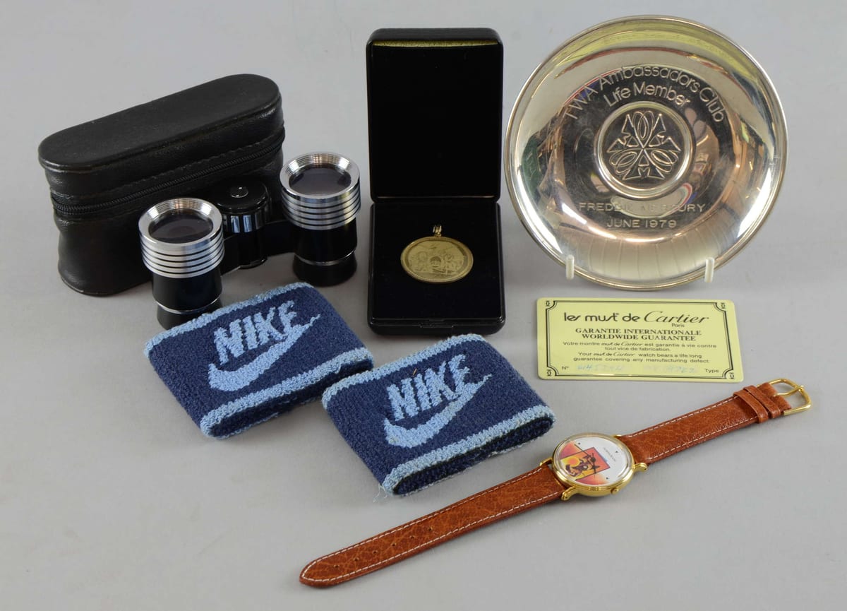 Parmi les effets personnels de Freddie Mercury : une montre de La Griffe Ausoni, la boutique montreusienne, un plateau du TWA Ambassadors Club gravé « Freddie Mercury, June 1979 », des jumelles de théâtre, un pendentif Queen et des bandeaux Nike.
