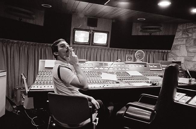 Freddie Mercury dans la salle de contrôle du Mountain Studios, en 1981.