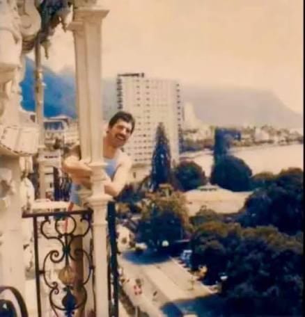 Freddie Mercury à un balcon du Montreux Palace, face au lac.