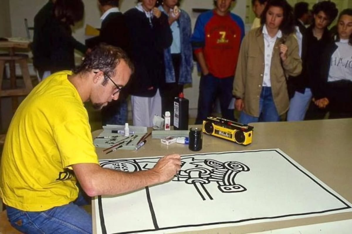 Keith Haring dessinant des affiches pour Lucky Strike, le 16 juin 1987. Photo Jacques Straesslé.