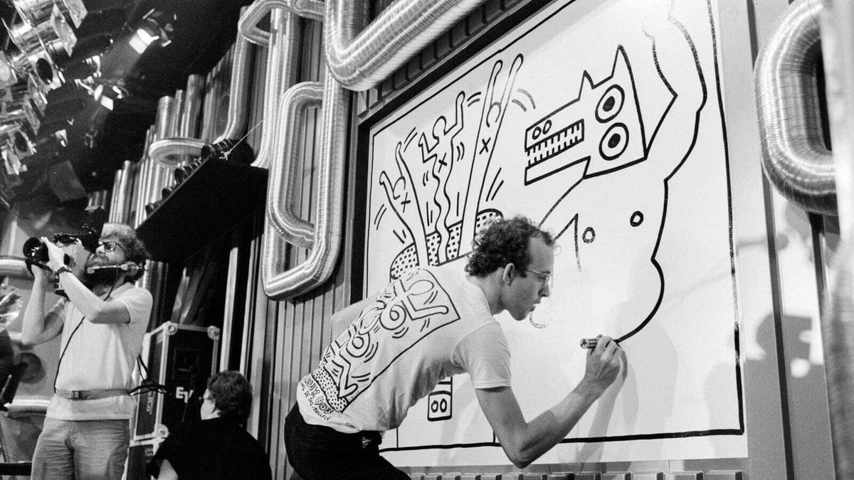 Keith Haring en train de dessiner pendant l’édition 1983 du Montreux Jazz Festival, dont il avait signé l’affiche.