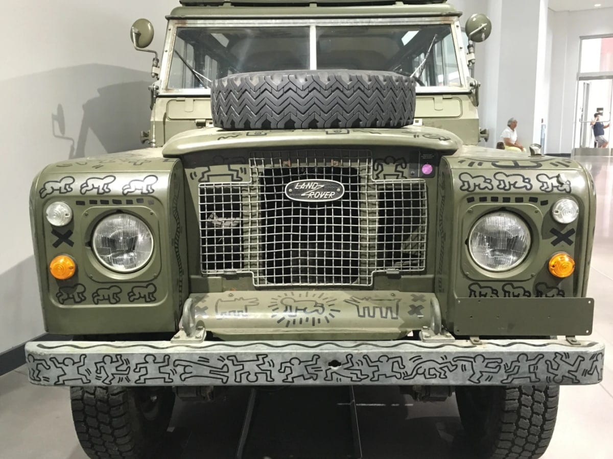 La Land Rover exposée au Petersen Automotive Museum, à Los Angeles. Photo Kevin Ferguson, KPCC.