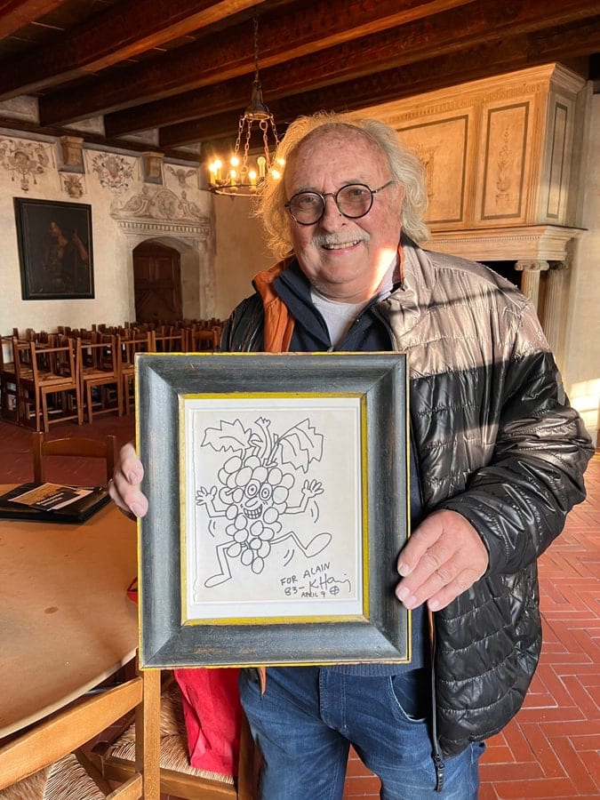 Alain Parisod et « Le Pot joyeux », la cuvée 2022 des quarante ans dont l’étiquette reprend le dessin. Photographie parue dans Le Courrier en avril 2023.