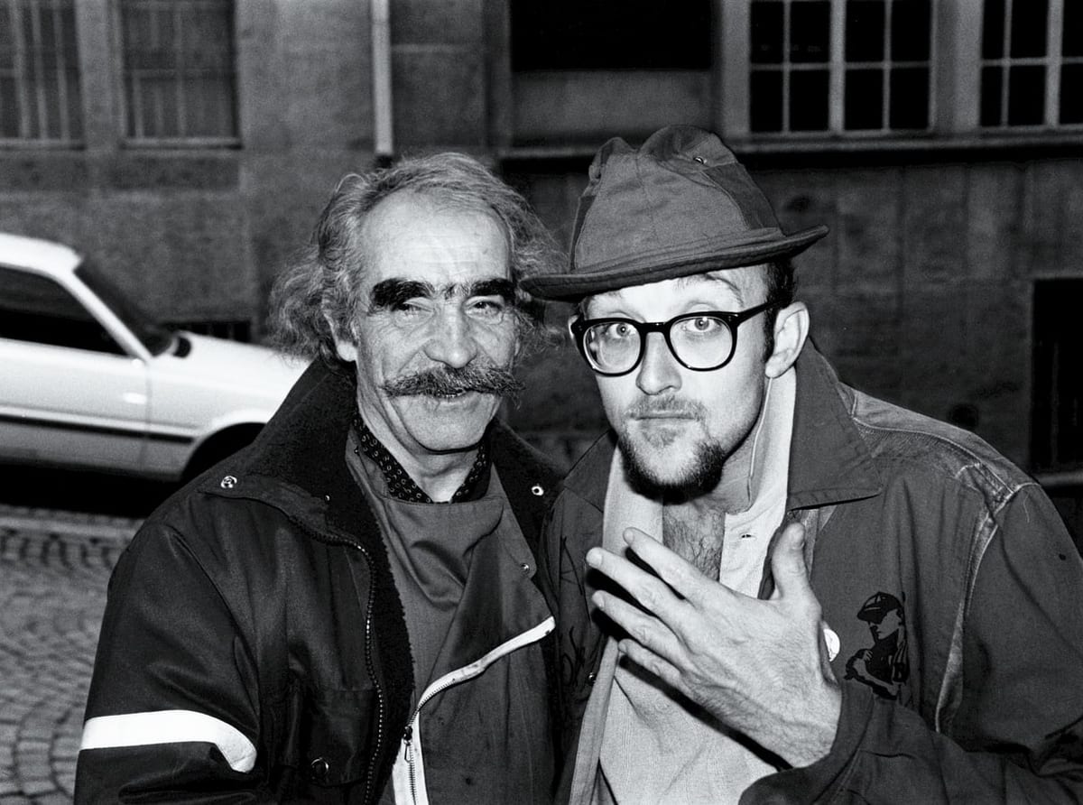 Keith Haring et Jean Tinguely devant la galerie Rivolta, rue de la Mercerie, à Lausanne, en juin 1987.