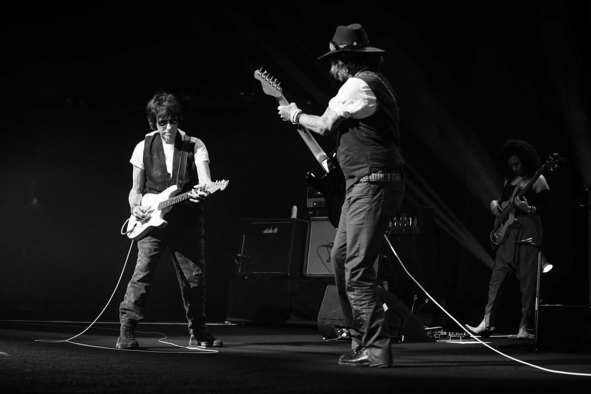 Johnny Depp aux côtés de Jeff Beck sur la scène de l’Auditorium Stravinski, en 2022.