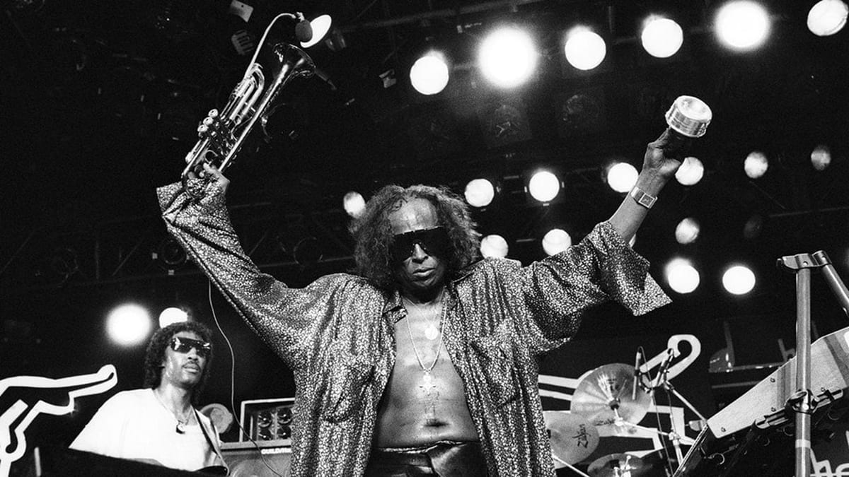 Miles Davis salue le public, en 1986, au Montreux Jazz Festival.