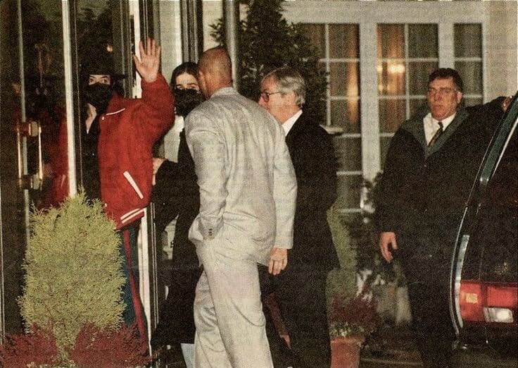 Michael Jackson rentrant par l’entrée arrière du Montreux Palace, pour échapper aux fans.