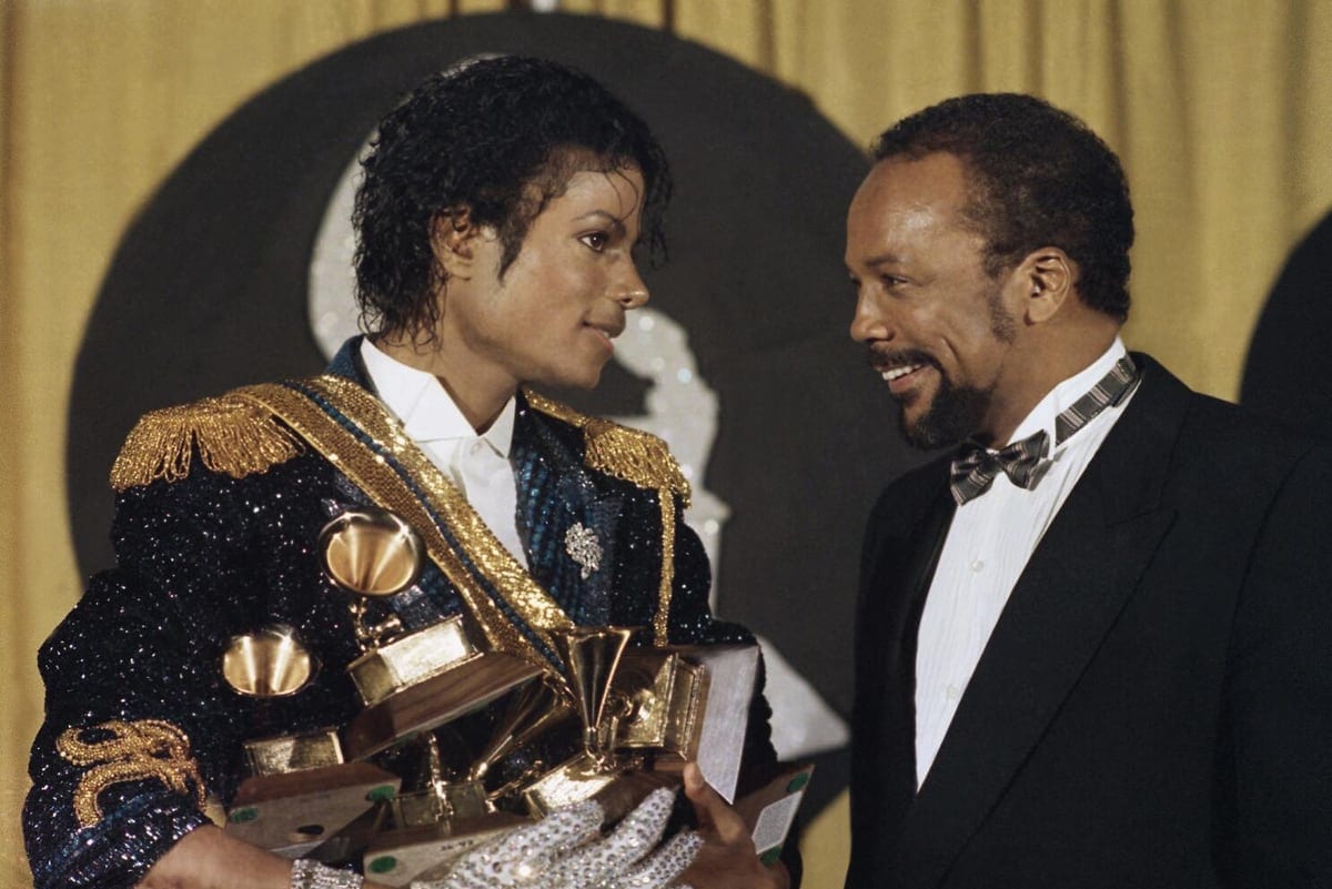 Michael Jackson et Quincy Jones aux Grammy Awards de 1984, au Shrine Auditorium de Los Angeles.