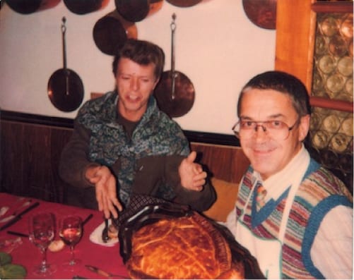 David Bowie et Claude Nobs à table au chalet, autour d’une tourte.