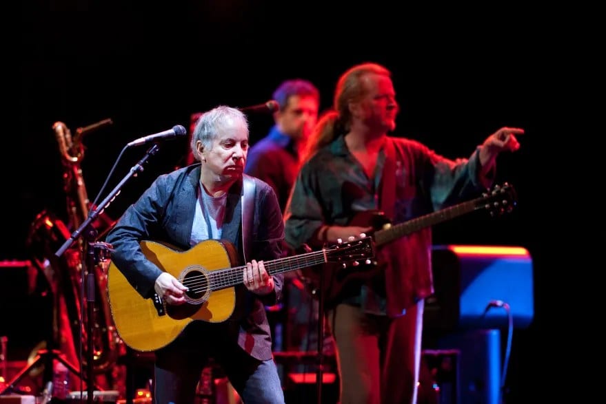 Paul Simon et son guitariste Mark Stewart à l’Auditorium Stravinski, au Montreux Jazz Festival 2011.