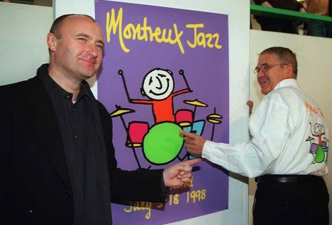 Phil Collins et Claude Nobs présentent l’affiche 1998 ; Nobs porte une chemise imprimée du dessin.