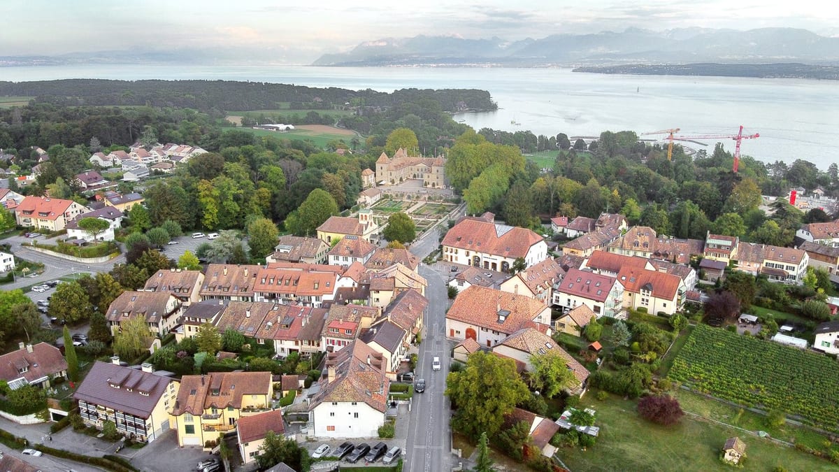 Prangins et son château, au bord du Léman.
