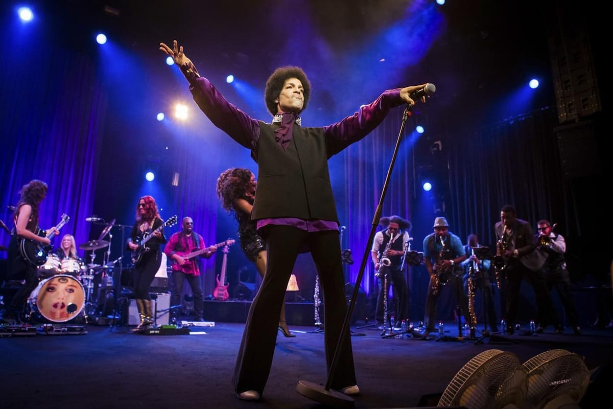 Prince et une partie de ses dix-neuf musiciens au Montreux Jazz Festival, en 2013.