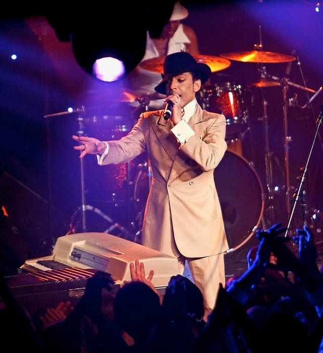 Prince au Jazz Café, le club du festival, dans la nuit du 16 au 17 juillet 2007, après son concert au Stravinski où il avait interdit les photos.