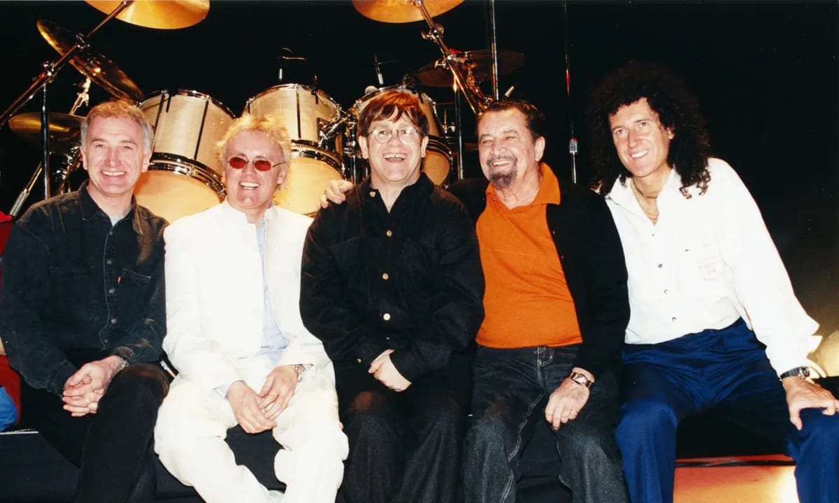 Maurice Béjart (en blanc) aux côtés d’Elton John et de membres de Queen, dont Brian May à droite.