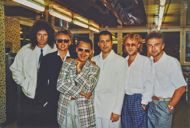 Brian May, Roger Taylor, Claude Nobs, Freddie Mercury, le producteur David Richards et John Deacon à l’Hôtel de Ville de Crissier (1988).