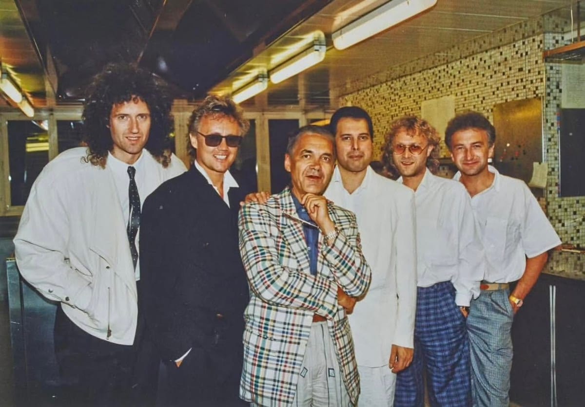 Brian May, Roger Taylor, Claude Nobs, Freddie Mercury, le producteur David Richards et John Deacon à l’Hôtel de Ville de Crissier (1988).