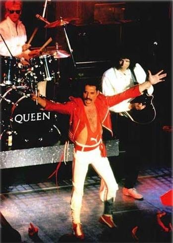 Freddie Mercury bras écartés sur la scène de la Rose d’Or, en 1984.