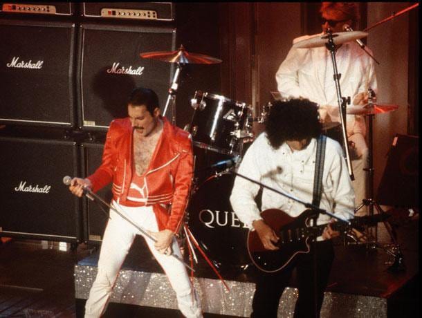 Freddie Mercury en veste rouge et Brian May à la Rose d’Or de Montreux, en 1984.