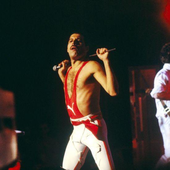 Freddie Mercury dans son maillot rouge et blanc à la Rose d’Or, en 1984.