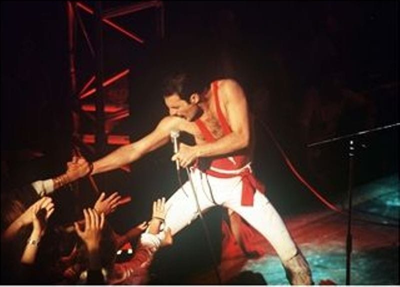 Freddie Mercury et le public de la Rose d’Or de Montreux, en 1984.