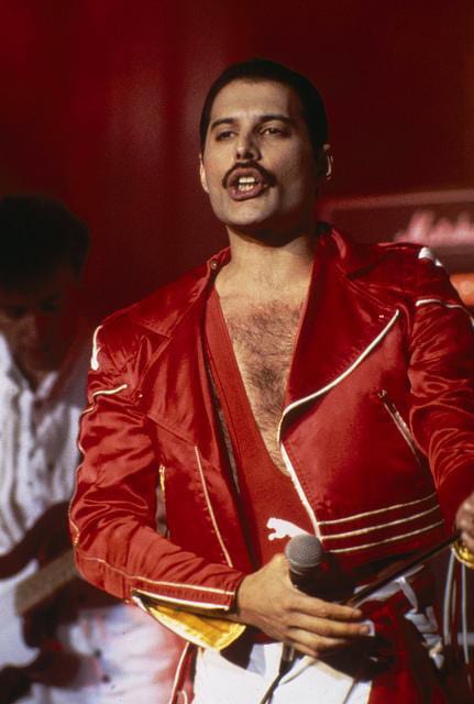 Freddie Mercury en veste rouge à la Rose d’Or, en 1984.
