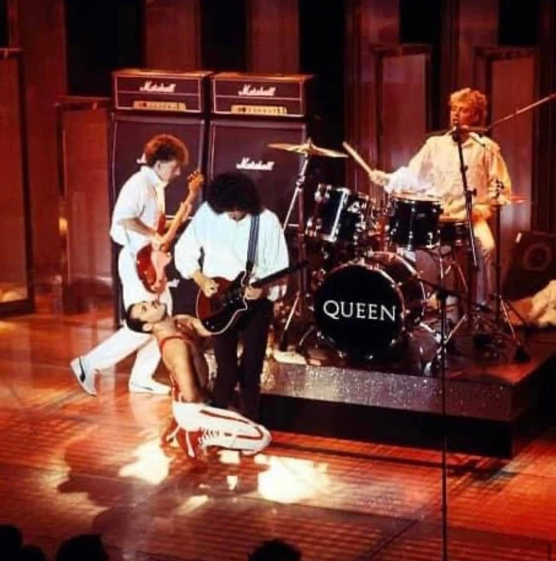 Queen sur la scène de la Rose d’Or, en 1984 : Freddie Mercury cambré devant John Deacon, Brian May et Roger Taylor.