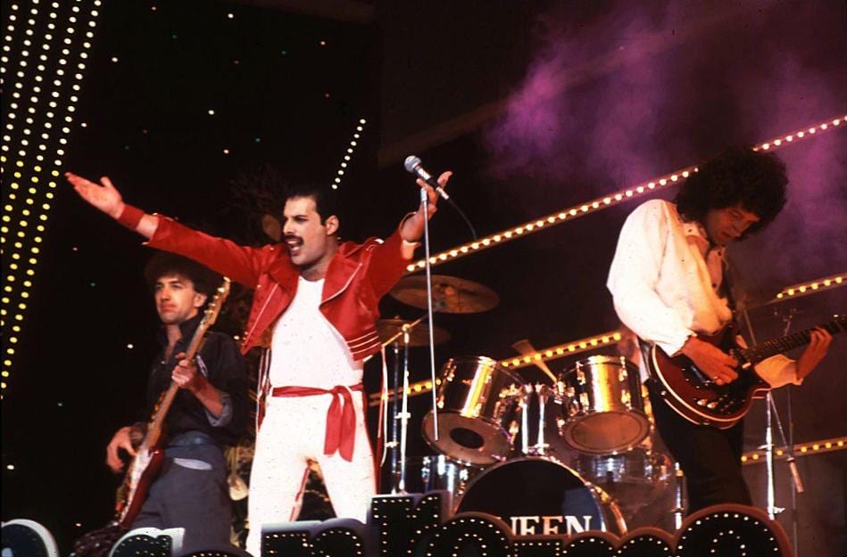 Queen sur la scène de la Rose d’Or de Montreux, en 1984.