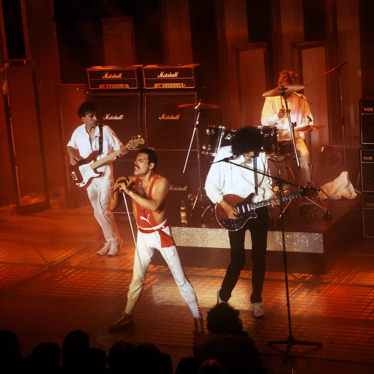 Queen sur la scène de la Rose d’Or, le 12 mai 1984, pour quatre titres de « The Works ».