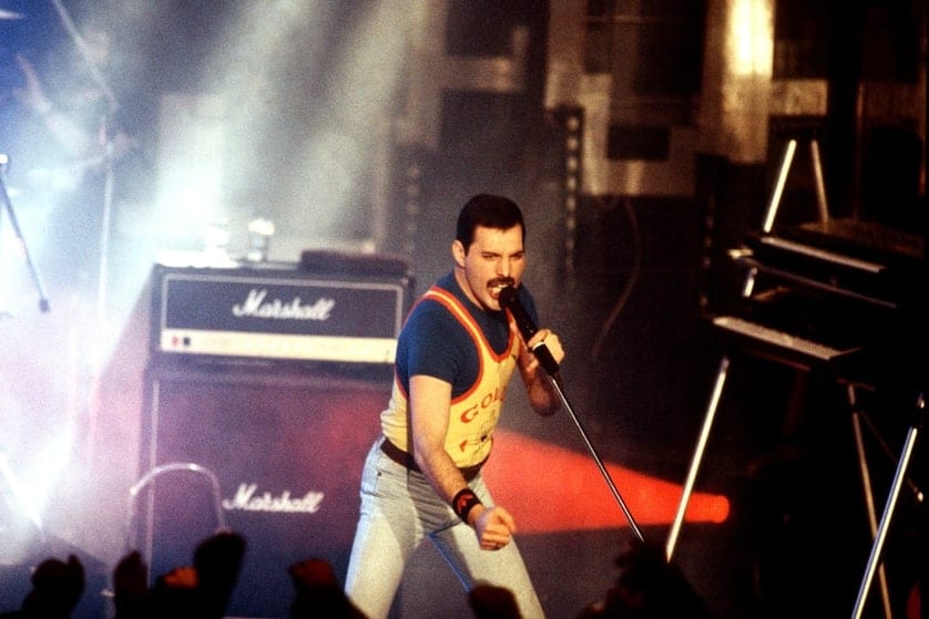 Freddie Mercury au micro, en maillot « Gold’s Gym ».