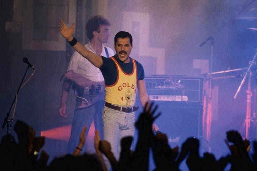Freddie Mercury sur la scène de la Rose d’Or (11 mai 1986).