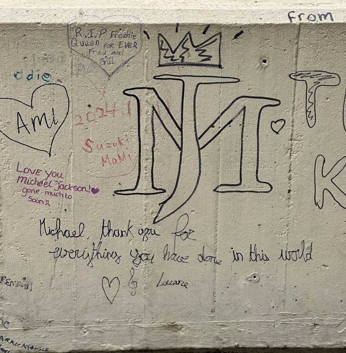 Sur le mur d’hommage à Queen, devant l’ancienne entrée du studio, des fans laissent aussi des messages à Michael Jackson.