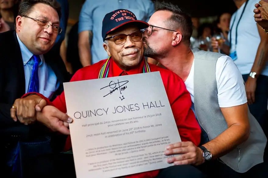 Quincy Jones (au centre) reçoit la Médaille de la Ville de Montreux, entre le syndic Laurent Wehrli (à gauche) et le directeur du festival Mathieu Jaton, en 2018.