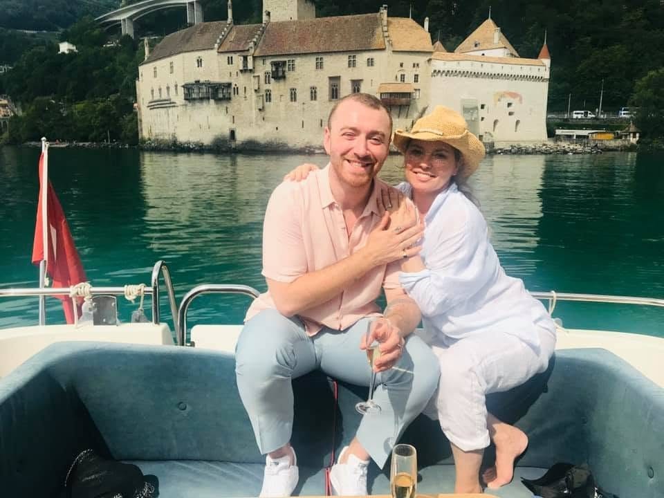 Sam Smith et Shania Twain sur un bateau devant le château de Chillon.