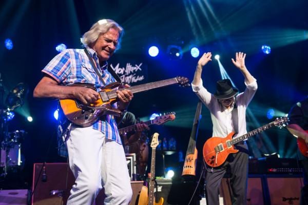 John McLaughlin et Carlos Santana à Montreux, le 14 juillet 2015.
